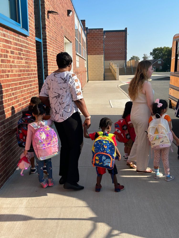 kids getting on bus 